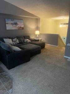 sala de estar con sofá y mesa en Charming Retreat with Modern Comforts en West Fargo