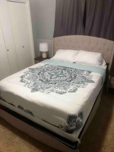 1 dormitorio con 1 cama grande con manta azul en Charming Retreat with Modern Comforts en West Fargo