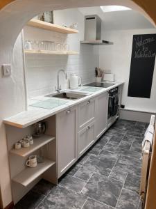 uma cozinha com um lavatório e uma bancada em Nutshell em Sturminster Newton