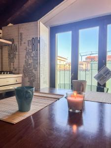 Piccinardi house - appartamento 4 posti letto في كريما: وجود شمعة جالسة على طاولة خشبية في الغرفة