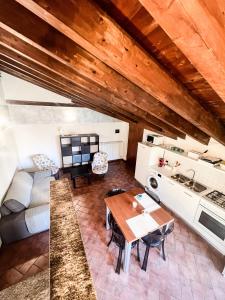 Piccinardi house - appartamento 4 posti letto في كريما: مطبخ وغرفة معيشة مع طاولة