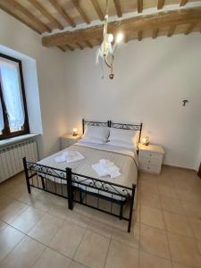 A bed or beds in a room at B&B I Giardini