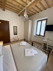 A bed or beds in a room at B&B I Giardini
