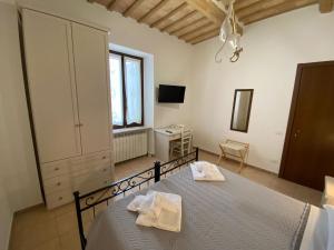 A bed or beds in a room at B&B I Giardini