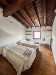 Postel nebo postele na pokoji v ubytování Piccinardi house - Mansarda