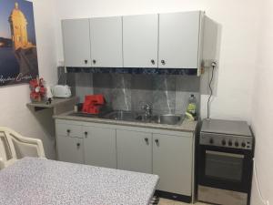 A cozinha ou cozinha compacta de Valletta Tradtional One Bedroom Studio Apartment mais 2 fotos
