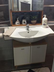 Um banheiro em Valletta Tradtional One Bedroom Studio Apartment