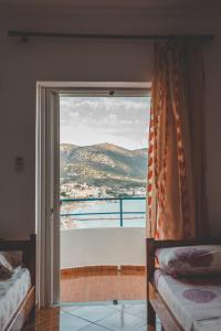 una camera da letto con una grande porta scorrevole in vetro con vista di Room with amazing sea view a Himare