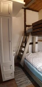 Divstāvu gulta vai divstāvu gultas numurā naktsmītnē Ferienwohnung Kontor im Traufenhaus