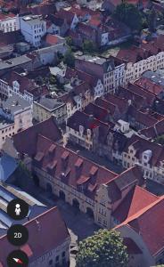 una vista aérea de una ciudad con edificios en Ferienwohnung Kontor im Traufenhaus en Lübeck