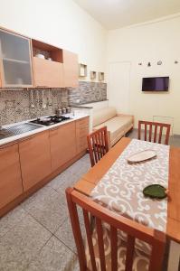 kuchnia ze stołem i krzesłami w pokoju w obiekcie Sikelia home holiday w mieście Siculiana