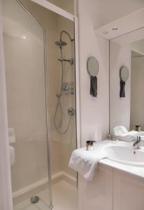 uma casa de banho com um chuveiro e um lavatório. em FRGK "Studio Croisette face mer" em Cannes