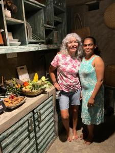 zwei Frauen stehen neben einem Tresen in einer Küche in der Unterkunft Villa Aroshina with cooking class in Galle