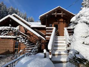 een blokhut met sneeuw op de trap bij Любе in Yablunytsia
