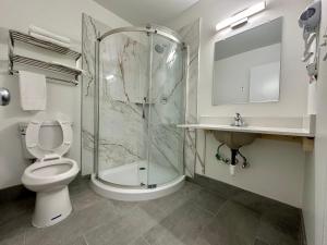 Ένα μπάνιο στο Royal Inn and Suites Charlotte Airport +7 φωτογραφίες