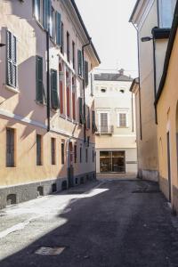 una strada vuota in un vicolo con edifici di Piccinardi house - Mansarda a Crema