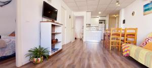 a living room with a kitchen and a dining room at Apartamento Lauren Salou in Salou