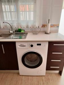uma cozinha com uma máquina de lavar roupa e um lavatório em Casa Trastévere em San Juan de los Terreros