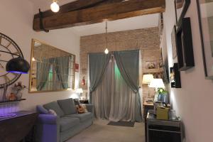 Mimma's Ground Floor في روما: غرفة معيشة مع أريكة ونافذة