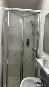 uma casa de banho com um chuveiro, um WC e um lavatório. em Gregory Boulevard - Stay Sleep Rest em Nottingham