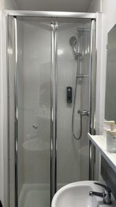 uma casa de banho com um chuveiro e um lavatório. em Gregory Boulevard - Stay Sleep Rest em Nottingham