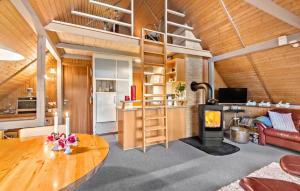 Hemmetにある2 Bedroom Beautiful Home In Hemmetのリビングルーム(キッチン、コンロ付)
