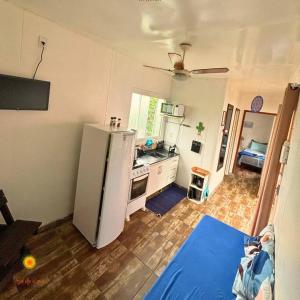 インビトゥバにあるApê Container na Praia do Rosa - 04 Luzのキッチン(冷蔵庫、シンク付)