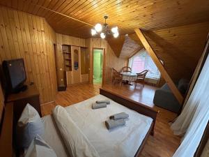 een grote kamer met een bed in een hut bij Любе in Yablunytsia