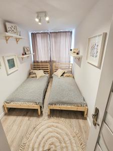מיטה או מיטות בחדר ב-White Apartment Grzybowska