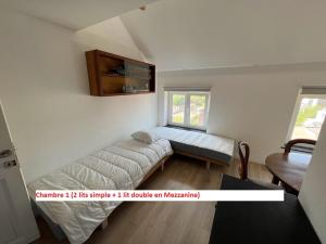 um quarto com uma cama e um sofá em Duplex sympa Verviers em Verviers