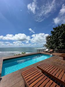 einen Pool mit Meerblick in der Unterkunft BatuRundung Surf Resort in Naibos