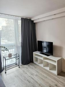En TV eller et underholdningssystem på White Apartment Grzybowska