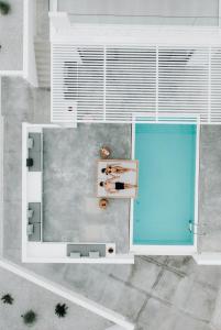 - une vue sur un bâtiment avec piscine dans l'établissement Cocoon Luxury Villas, à Chersónissos