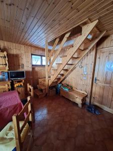 a room with a wooden staircase in a cabin at Delizioso appartamento in centro a Champoluc in Champoluc