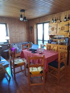 a dining room with a table with a laptop on it at Delizioso appartamento in centro a Champoluc in Champoluc