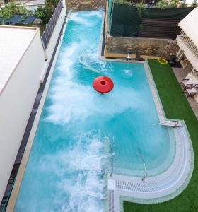 una piscina con un frisbee rojo en el agua en Artemision, en Loutra Edipsou