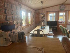 sala de estar con mesa y comedor en Kimsbu - cozy mountain cabin in hiking area, en Nes i Ådal