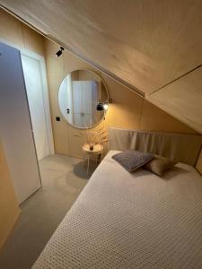 una camera con un grande letto e uno specchio di Amber bay a Juodkrantė