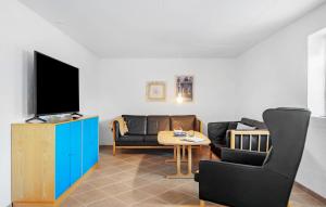 - un salon avec une télévision et un canapé dans l'établissement 2 Bedroom Nice Apartment In Otterup, à Otterup