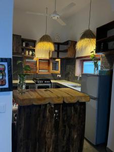 - une cuisine avec un comptoir en bois dans l'établissement Villa tangawizi kendwa, à Kendwa