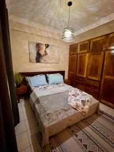 Säng eller sängar i ett rum på Residence Ethan Nji - Elegant Escape