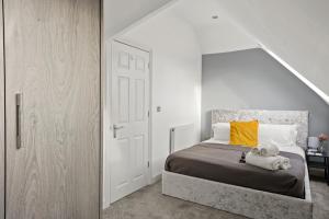 sypialnia z łóżkiem z pluszowym misiem w obiekcie BridgeCity Central Maidstone Spacious 1 Bed Flat - f10 w mieście Kent