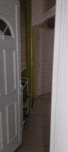 um corredor com uma porta branca e uma porta em chambre dans maison colocation 20 min de Paris em Antony