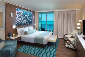เตียงในห้องที่ Opal Sands