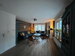 a living room with a couch and a table at Platell Ferienhäuser Harz Lonau in Herzberg am Harz