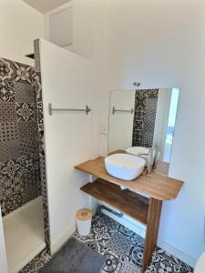 a bathroom with a sink and a mirror at WonderHost, au cœur du quartier du château in Pau