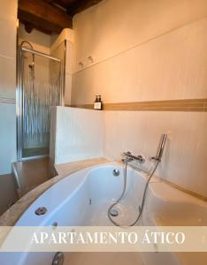 uma banheira na casa de banho com um chuveiro em Alojamientos Apolonia, La Fresneda em La Fresneda