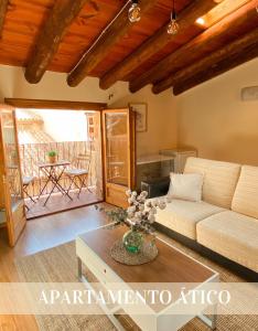 ein Wohnzimmer mit einem Sofa und einem Tisch in der Unterkunft Alojamientos Apolonia, La Fresneda in La Fresneda