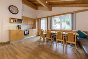 cocina y comedor con mesa y sillas en Apart Rudigier, en Kappl