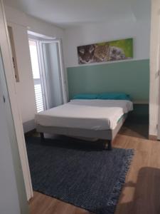 - une chambre avec un lit et une fenêtre dans l'établissement chambre mezzanine Magnan, à Nice